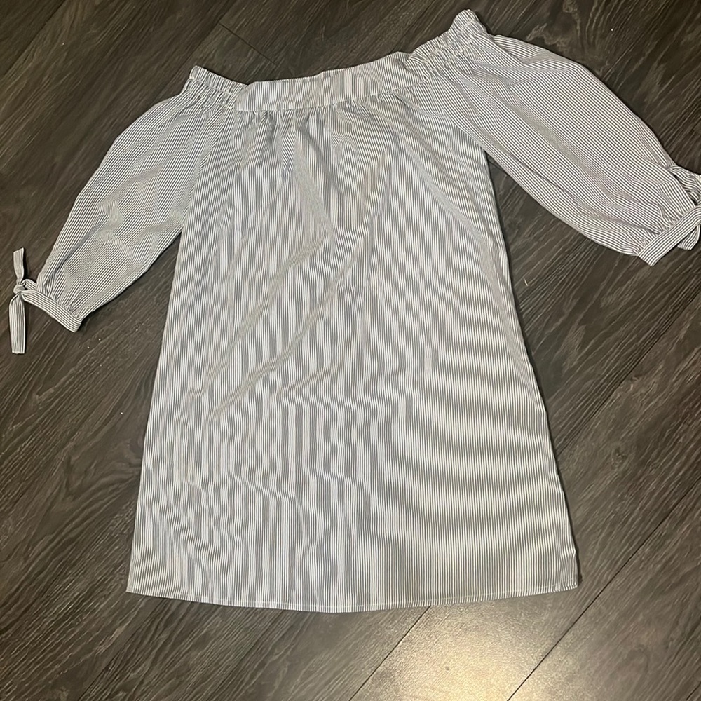 Speechless off the shoulder top. Size Xs but fits like a small.